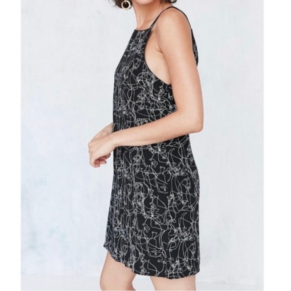 URBAN OUTFITTERS // SILENCE + NOISE Ella Printed Crepe Shift Mini Dress Medium - Picture 3 of 16